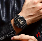 1 reloj de pulsera deportivo antiguo de piel sintética.