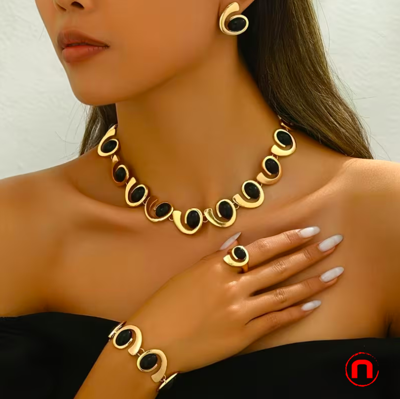 Elegant set of necklaces